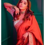 Tina Datta Instagram - সকলকে শুভ সপ্তমীর শুভেচ্ছা জানাই। Wishing you all a very Happy Soptami. Khup khaao, jam kar dance karo, and have a great festive!! Bolo Dugga Dugga 🙏🏻❤️ . . . #navratri #navratri2023 #durgapuja #duggadugga #bengaligirl #bong #fashion #style #lookbook #tinadatta