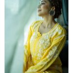 Tina Datta Instagram - Yuh palke jhuka kar fir muskurana… Aur unke deedar ko thoda aur tavajoh dena!! Muflis ki baaton par gaur farmao, Unke paas hone se lagti hai dhoop mein bhi chaav!! . . . #EklaChaloRe #WarriorPrincess #TinaKaStyle #desigirl #desistyle #desilook #indianwear #lookbook #instagood #instadaily #tinadatta