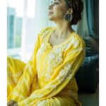 Tina Datta Instagram - Yuh palke jhuka kar fir muskurana… Aur unke deedar ko thoda aur tavajoh dena!! Muflis ki baaton par gaur farmao, Unke paas hone se lagti hai dhoop mein bhi chaav!! . . . #EklaChaloRe #WarriorPrincess #TinaKaStyle #desigirl #desistyle #desilook #indianwear #lookbook #instagood #instadaily #tinadatta
