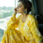 Tina Datta Instagram - Yuh palke jhuka kar fir muskurana… Aur unke deedar ko thoda aur tavajoh dena!! Muflis ki baaton par gaur farmao, Unke paas hone se lagti hai dhoop mein bhi chaav!! . . . #EklaChaloRe #WarriorPrincess #TinaKaStyle #desigirl #desistyle #desilook #indianwear #lookbook #instagood #instadaily #tinadatta