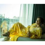 Tina Datta Instagram - Yuh palke jhuka kar fir muskurana… Aur unke deedar ko thoda aur tavajoh dena!! Muflis ki baaton par gaur farmao, Unke paas hone se lagti hai dhoop mein bhi chaav!! . . . #EklaChaloRe #WarriorPrincess #TinaKaStyle #desigirl #desistyle #desilook #indianwear #lookbook #instagood #instadaily #tinadatta