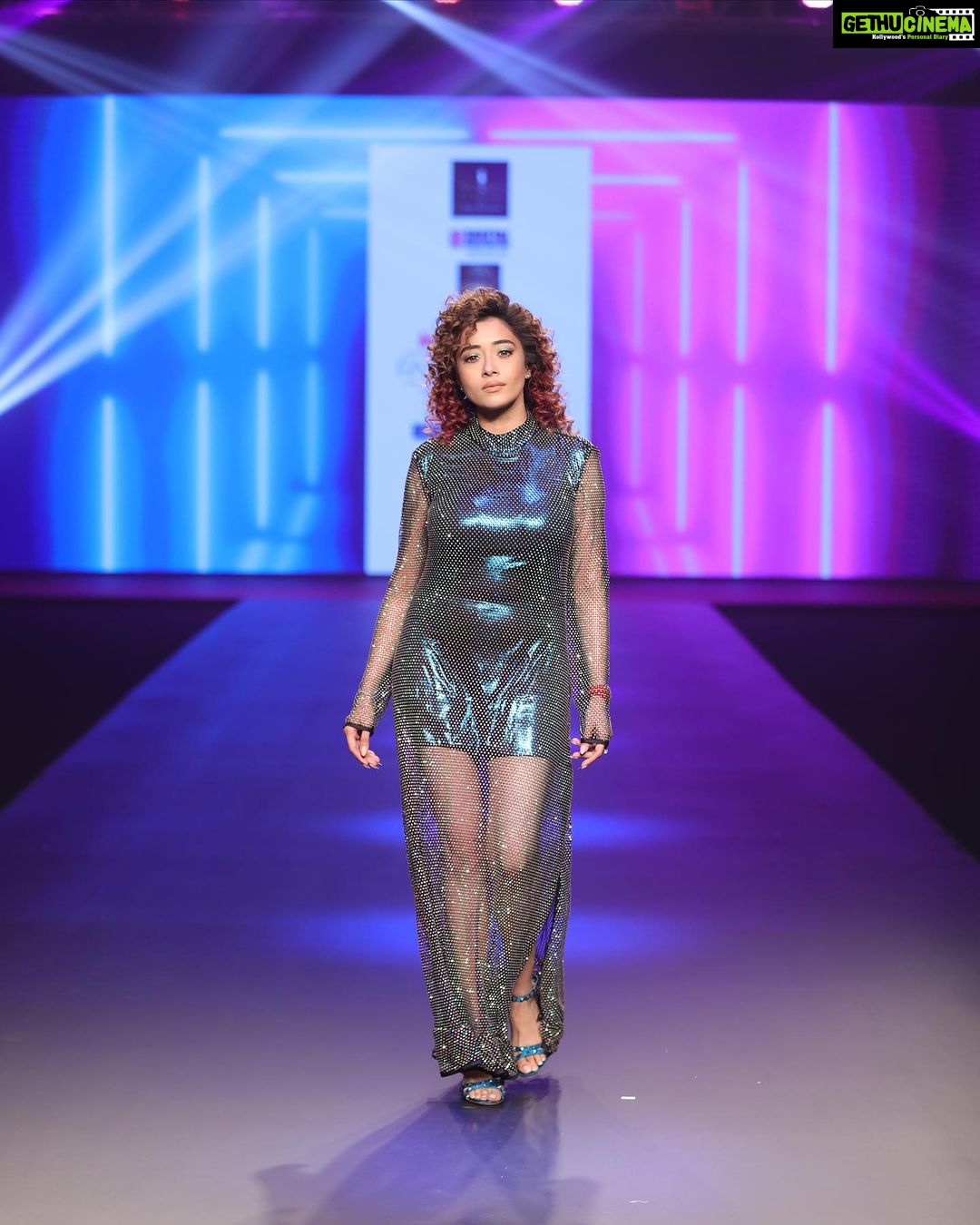 Tina Datta Instagram - There are times in life when we are scared to walk alone! But the ramp is one place that makes me love the walk, and while I walk alone let me tell you that there is a strong team behind giving me that confidence! So is the walk ever alone, maybe not? And I guess that becomes my greatest blessing! Back to my favourite place, the ramp! Thank you @amit_bhardwaj_meeamifashion and @timesofindia for this one! . . . #EklaChaloRe #WarriorPrincess #TinaKaStyle #fashion #style #fame #fashionista #lookbook #stylefile #stylish #tinadatta Hyatt Regency Ahmedabad
