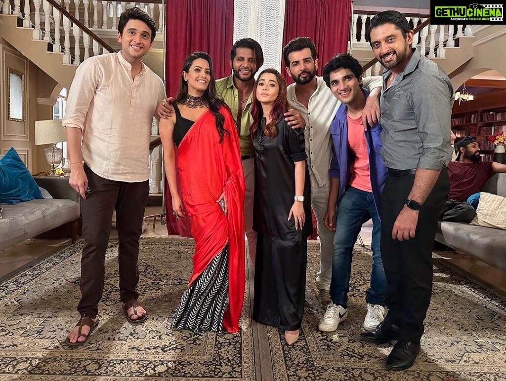 Tina Datta Instagram - Television and doing a daily soap is never easy! Shooting in Umergaon and being away from friends, family and our homes but truly @swastikproductions gives you a home away from home. The unity between all the actors, the positivity on the sets, the zeal for all of us to look forward to shooting the next scene is all thanks to the production house that created such an atmosphere. @rahultewary, @sktorigins and @g3gill you guys have been fabulous to work with, listening to all of us whenever we had any creative queries and concerns. Thank you for giving us Hum! . . . @sonytvofficial #HumRaheNaRaheHum #Surili #Blessed #TinaDatta