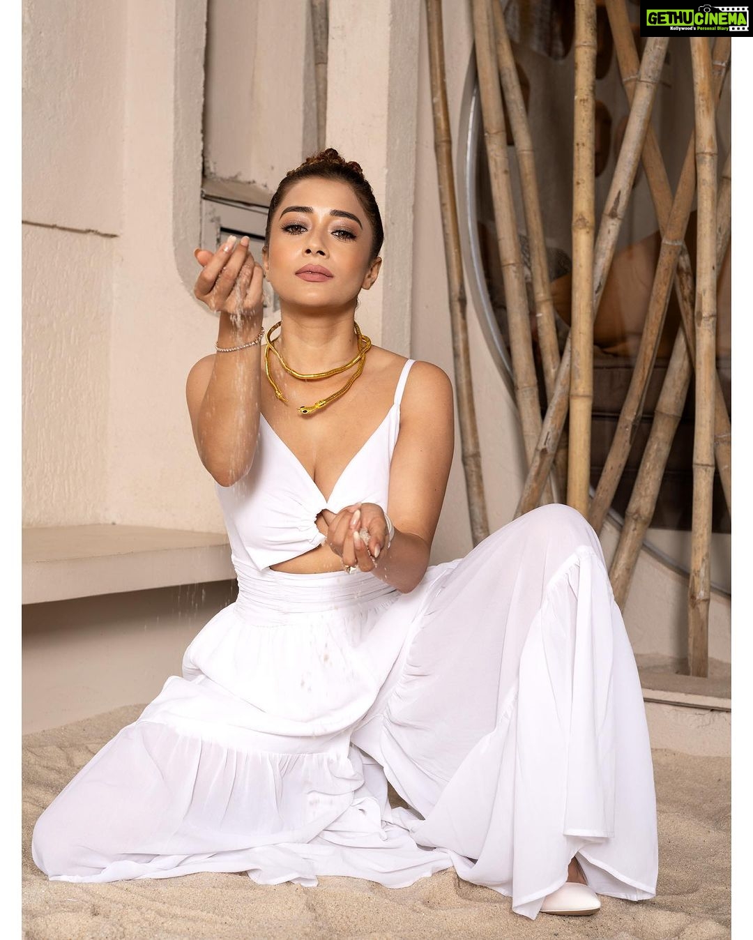 Tina Datta Instagram - Magic of the worlds beyond this world… Through eyes, talking symphony of life!! . . . #EklaChaloRe #WarriorPrincess #TinaKaStyle #fashion #style #instagood #lookbook #stylefile #drawthisinyourstyle #tinadatta