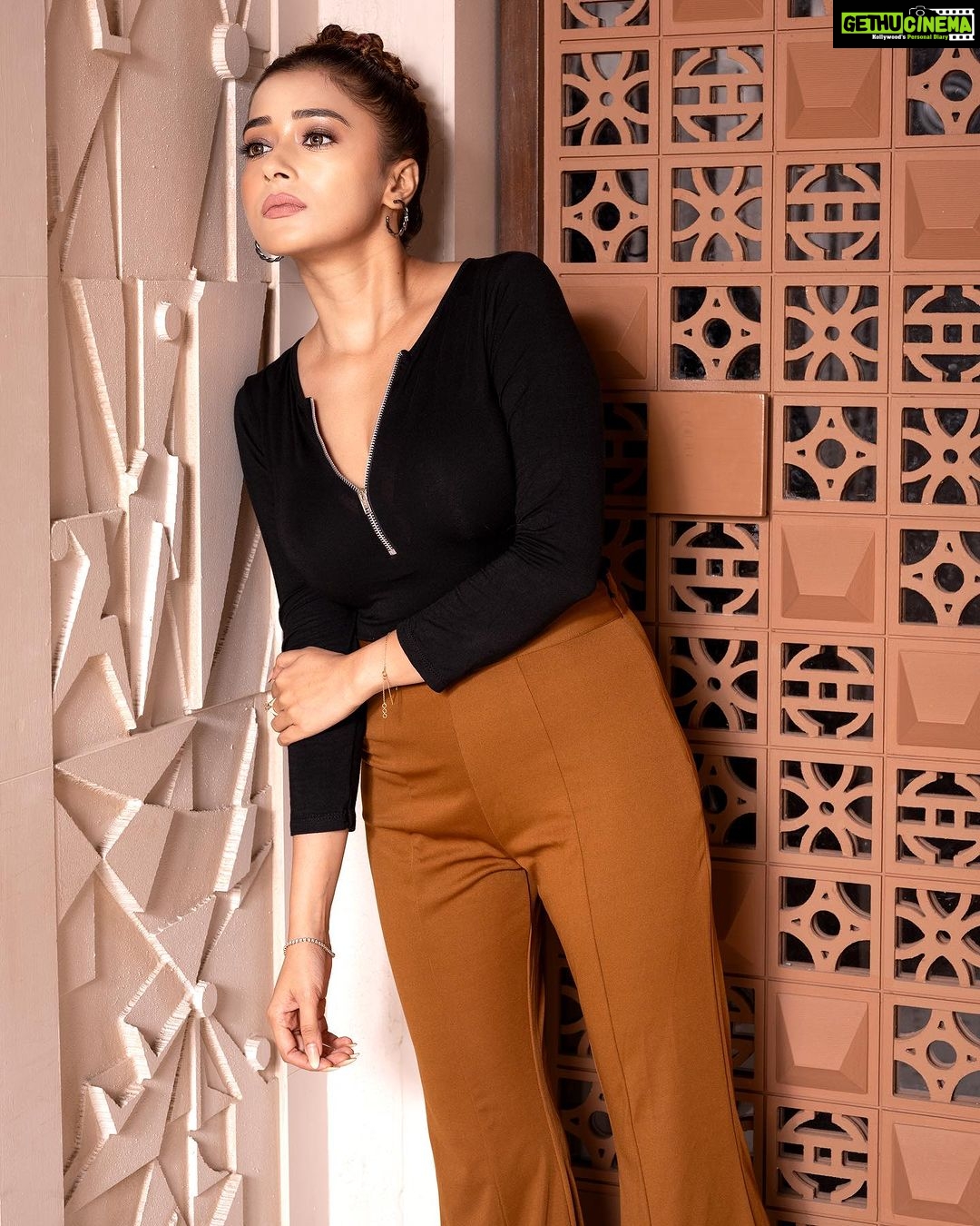 Tina Datta Instagram - Making your stare worthwhile 👀 . . . #EklaChaloRe #WarriorPrincess #TinaKaStyle #fashion #style #instagood #lookbook #stylefile #drawthisinyourstyle #tinadatta