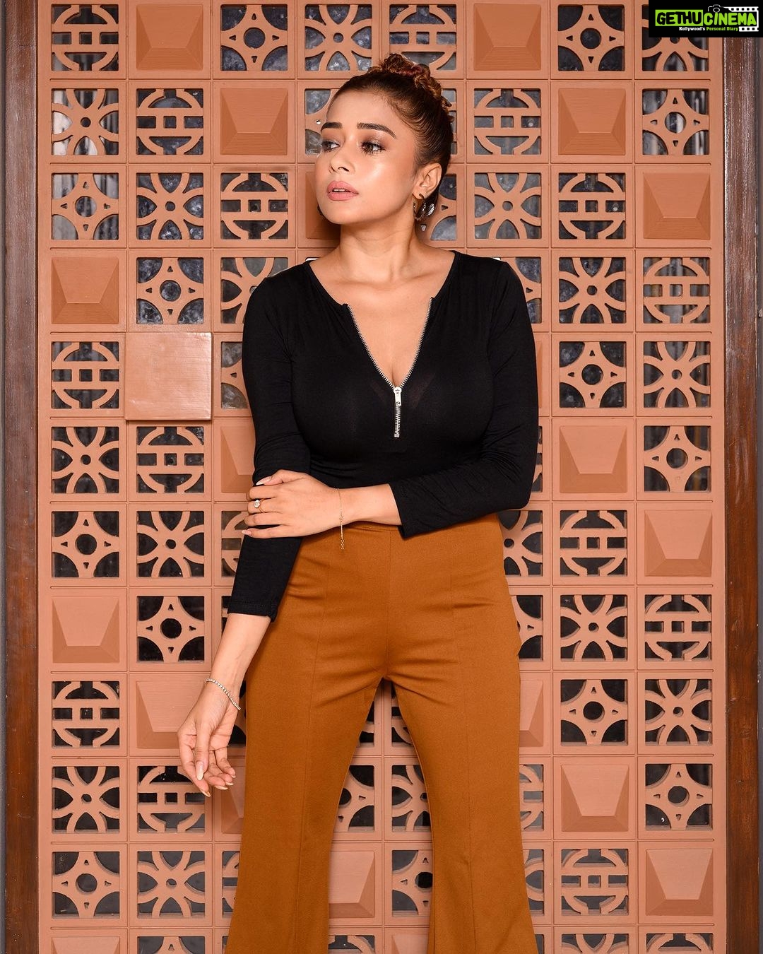 Tina Datta Instagram - Making your stare worthwhile 👀 . . . #EklaChaloRe #WarriorPrincess #TinaKaStyle #fashion #style #instagood #lookbook #stylefile #drawthisinyourstyle #tinadatta