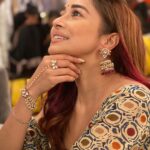 Tina Datta Instagram - Zindagii ke iss mushkil mod pe kya hoga Surili ka agla kadam? Janne ke liye dekhte rahiye #HumRaheNaRaheHum @sonytv par Somvaar se Shukravaar shaam 7:30 baje. . . . @swastikproductions @rahultewary @sktorigins @g3gill #SomvaarWithSurili #EklaChaloRe #WarriorPrincess #sonyentertainmenttelevision #gratitude #instagood #surili #instadaily #tinadatta