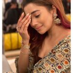 Tina Datta Instagram - Zindagii ke iss mushkil mod pe kya hoga Surili ka agla kadam? Janne ke liye dekhte rahiye #HumRaheNaRaheHum @sonytv par Somvaar se Shukravaar shaam 7:30 baje. . . . @swastikproductions @rahultewary @sktorigins @g3gill #SomvaarWithSurili #EklaChaloRe #WarriorPrincess #sonyentertainmenttelevision #gratitude #instagood #surili #instadaily #tinadatta