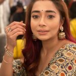 Tina Datta Instagram - Zindagii ke iss mushkil mod pe kya hoga Surili ka agla kadam? Janne ke liye dekhte rahiye #HumRaheNaRaheHum @sonytv par Somvaar se Shukravaar shaam 7:30 baje. . . . @swastikproductions @rahultewary @sktorigins @g3gill #SomvaarWithSurili #EklaChaloRe #WarriorPrincess #sonyentertainmenttelevision #gratitude #instagood #surili #instadaily #tinadatta