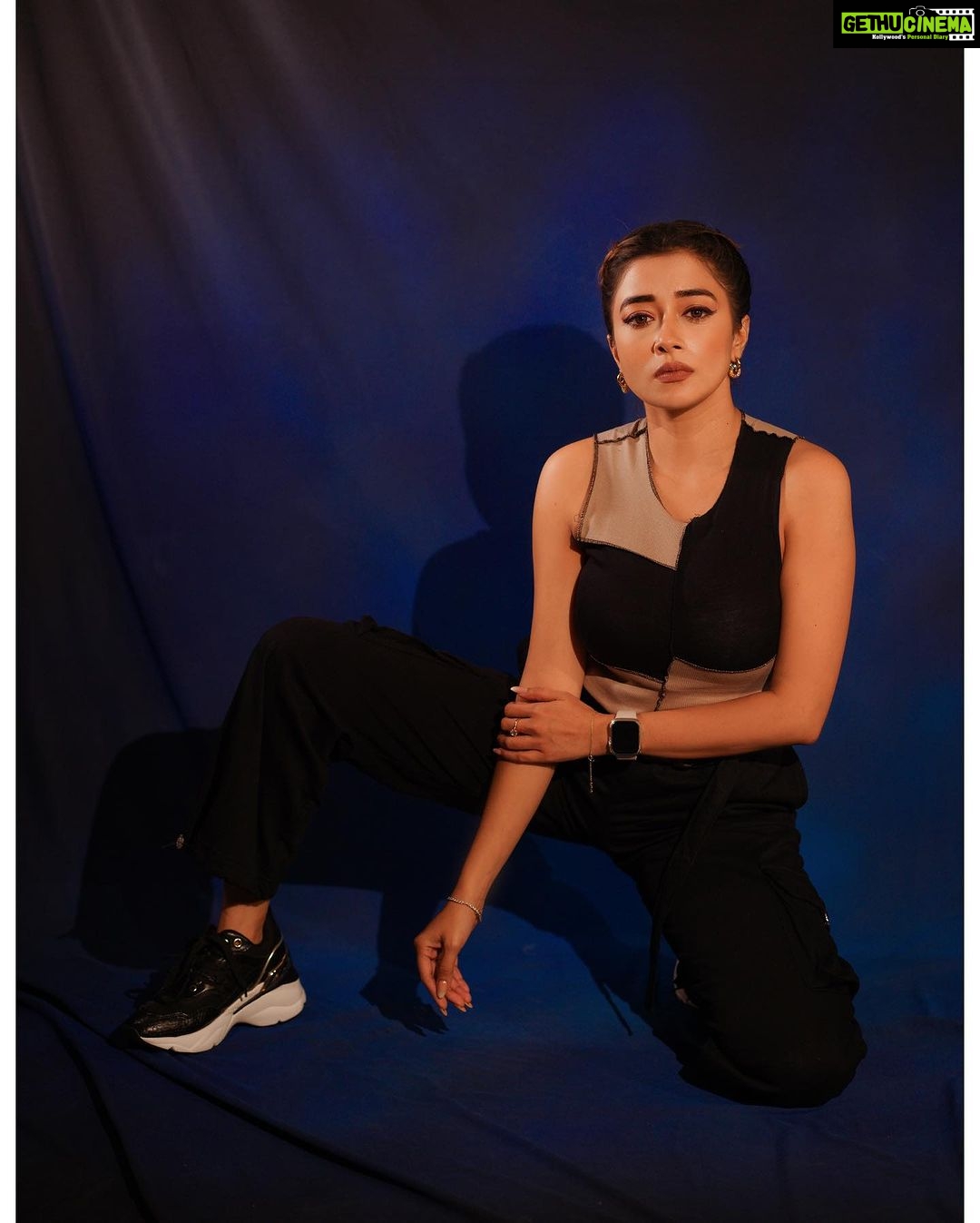 Tina Datta Instagram - Just a right thing at the right time… #LovingVibesOnly . . . #EklaChaloRe #WarriorPrincess #TinaKaStyle #fashion #style #instagood #lookbook #stylefile #drawthisinyourstyle #tinadatta