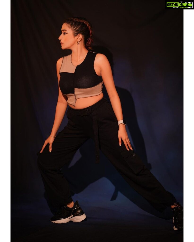 Tina Datta Instagram - Just a right thing at the right time… #LovingVibesOnly . . . #EklaChaloRe #WarriorPrincess #TinaKaStyle #fashion #style #instagood #lookbook #stylefile #drawthisinyourstyle #tinadatta