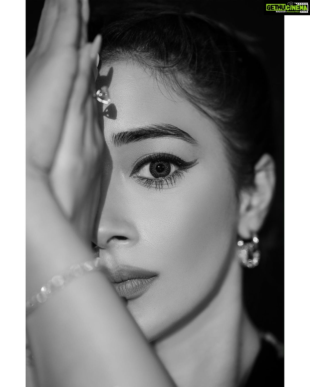 Tina Datta Instagram - Just a right thing at the right time… #LovingVibesOnly . . . #EklaChaloRe #WarriorPrincess #TinaKaStyle #fashion #style #instagood #lookbook #stylefile #drawthisinyourstyle #tinadatta