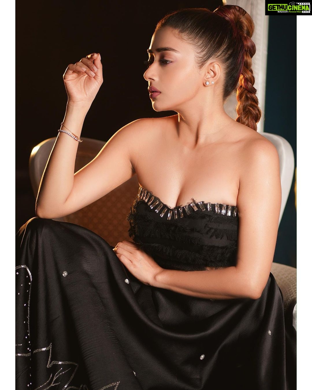 Tina Datta Instagram - How much black is too much black? Well, it’s the only colour that never gets old… . . . #EklaChaloRe #WarriorPrincess #TinaKaStyle #fashion #style #instagood #lookbook #stylefile #drawthisinyourstyle #tinadatta