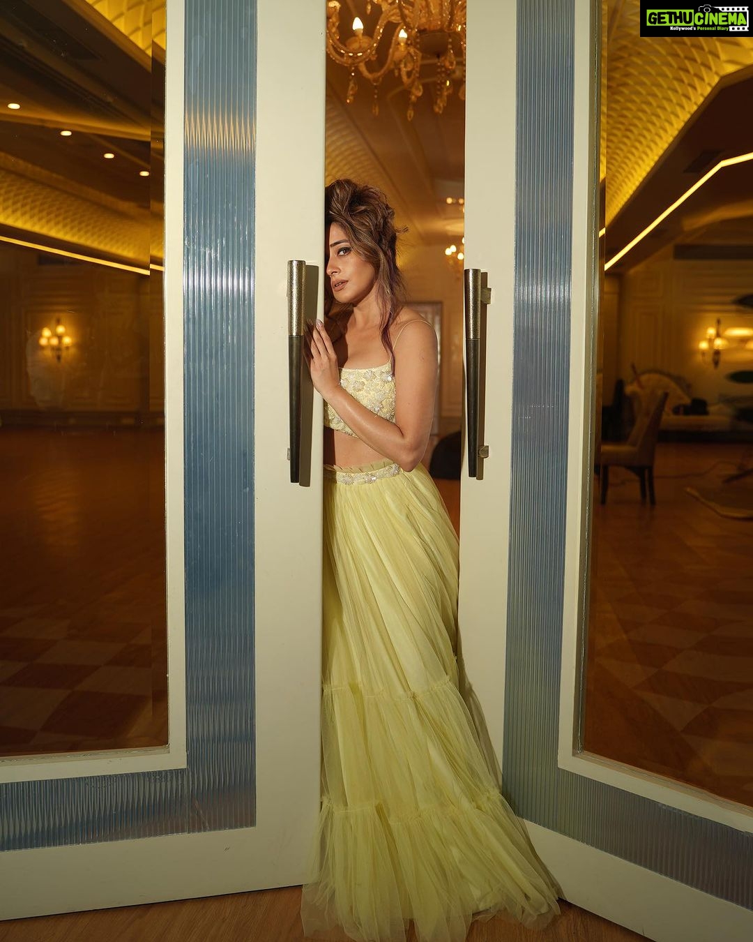 Tina Datta Instagram - 👑🥰❤️♾️ . . . #EklaChaloRe #WarriorPrincess #TinaKaStyle #fashion #style #instagood #lookbook #stylefile #drawthisinyourstyle #tinadatta