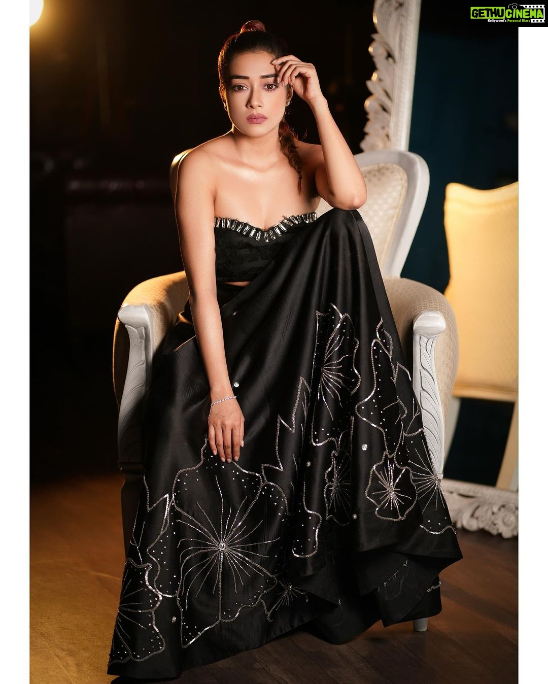 Tina Datta Instagram - How much black is too much black? Well, it’s the only colour that never gets old… . . . #EklaChaloRe #WarriorPrincess #TinaKaStyle #fashion #style #instagood #lookbook #stylefile #drawthisinyourstyle #tinadatta