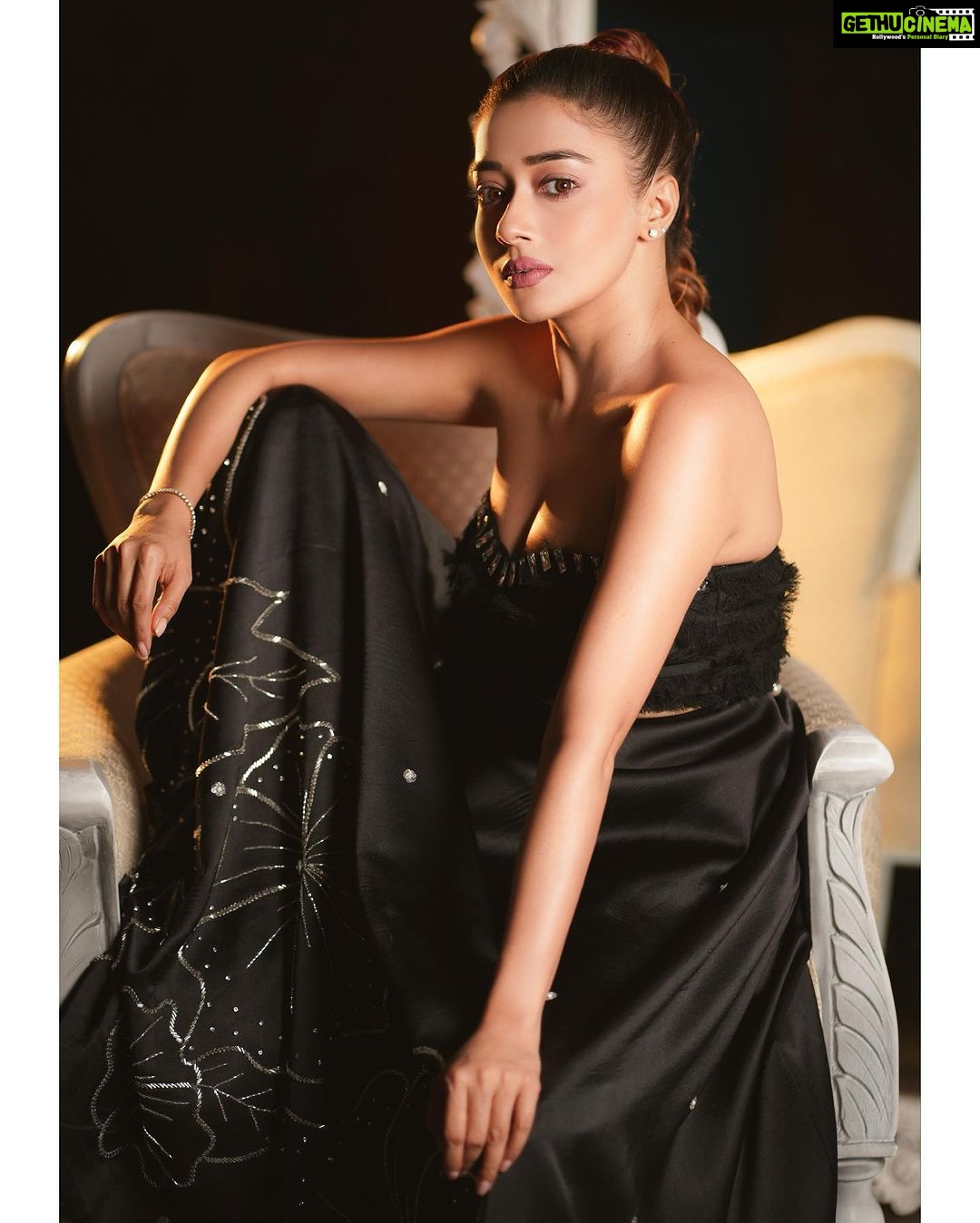 Tina Datta Instagram - How much black is too much black? Well, it’s the only colour that never gets old… . . . #EklaChaloRe #WarriorPrincess #TinaKaStyle #fashion #style #instagood #lookbook #stylefile #drawthisinyourstyle #tinadatta