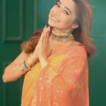 Tina Datta Instagram - Shubho Shoshti!! Dhak baaja, kashor baaja, ullu de, ae shank baaja… Dugga Dugga!! Maa aasche 😍😍❤️ . . . #feelkaroreelkaro #feelitreelit #NavDinKiKhushi #9DaysofGood #reelsinstagram #reels #dance #dancereels #navratri #dancelife #instagood #tinadatta