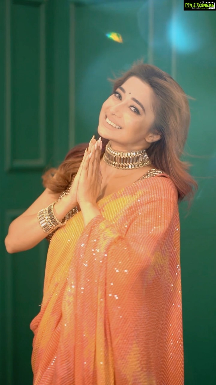 Tina Datta Instagram - Shubho Shoshti!! Dhak baaja, kashor baaja, ullu de, ae shank baaja… Dugga Dugga!! Maa aasche 😍😍❤️ . . . #feelkaroreelkaro #feelitreelit #NavDinKiKhushi #9DaysofGood #reelsinstagram #reels #dance #dancereels #navratri #dancelife #instagood #tinadatta