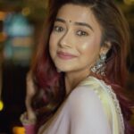 Tina Datta Instagram - A sari, an amazing song and aap sab, aur kya chaiye 😇🥰😍 Drop your favourite emoji for #sarilove . . . #EklaChaloRe #WarriorPrincess #TinaKaStyle #feelitreelit #reels #reelsinstagram #rockyaurranikipremkahani #sari #fashion #style #lookbook #desigirl #tinadatta