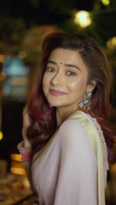Tina Datta Instagram - A sari, an amazing song and aap sab, aur kya chaiye 😇🥰😍 Drop your favourite emoji for #sarilove . . . #EklaChaloRe #WarriorPrincess #TinaKaStyle #feelitreelit #reels #reelsinstagram #rockyaurranikipremkahani #sari #fashion #style #lookbook #desigirl #tinadatta