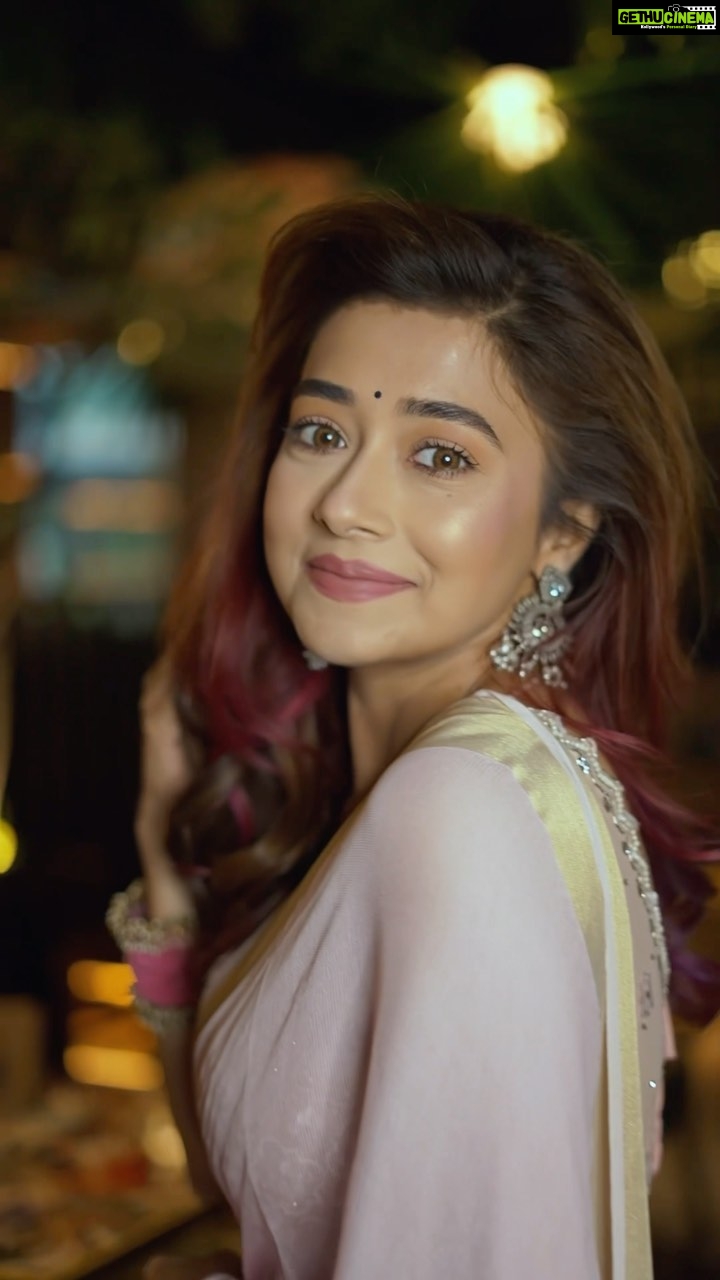 Tina Datta Instagram - A sari, an amazing song and aap sab, aur kya chaiye ππ₯°π Drop your favourite emoji for #sarilove . . . #EklaChaloRe #WarriorPrincess #TinaKaStyle #feelitreelit #reels #reelsinstagram #rockyaurranikipremkahani #sari #fashion #style #lookbook #desigirl #tinadatta