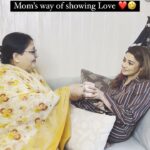 Tina Datta Instagram - Yaar, abb Mummy ko kaise samjhau that I’m on a diet… Well, if this happens with you too, send this reel to you Moms right away!! 😛 . . . . @madhu.datta19 #FamilyDatta #FamilySunday #MummyDatta #TinaKiMummy #EklaChaloRe #WarriorPrincess #feelkaroreelkaro #feelitreelit #reels #sunday #sundayvibes #family #familytime #love #goodvibes #explorepage #tinadatta