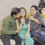 Tina Datta Instagram - Some Sunday Pampering session!! 😋❤️ #SundaysWithFamily . . . @madhu.datta19 @dtapankanu #FamilyDatta #FamilySunday #MummyDatta #TinaKiMummy #TinaKePapa #EklaChaloRe #WarriorPrincess #feelkaroreelkaro #feelitreelit #reels #sunday #sundayvibes #family #familytime #love #goodvibes #explorepage #tinadatta