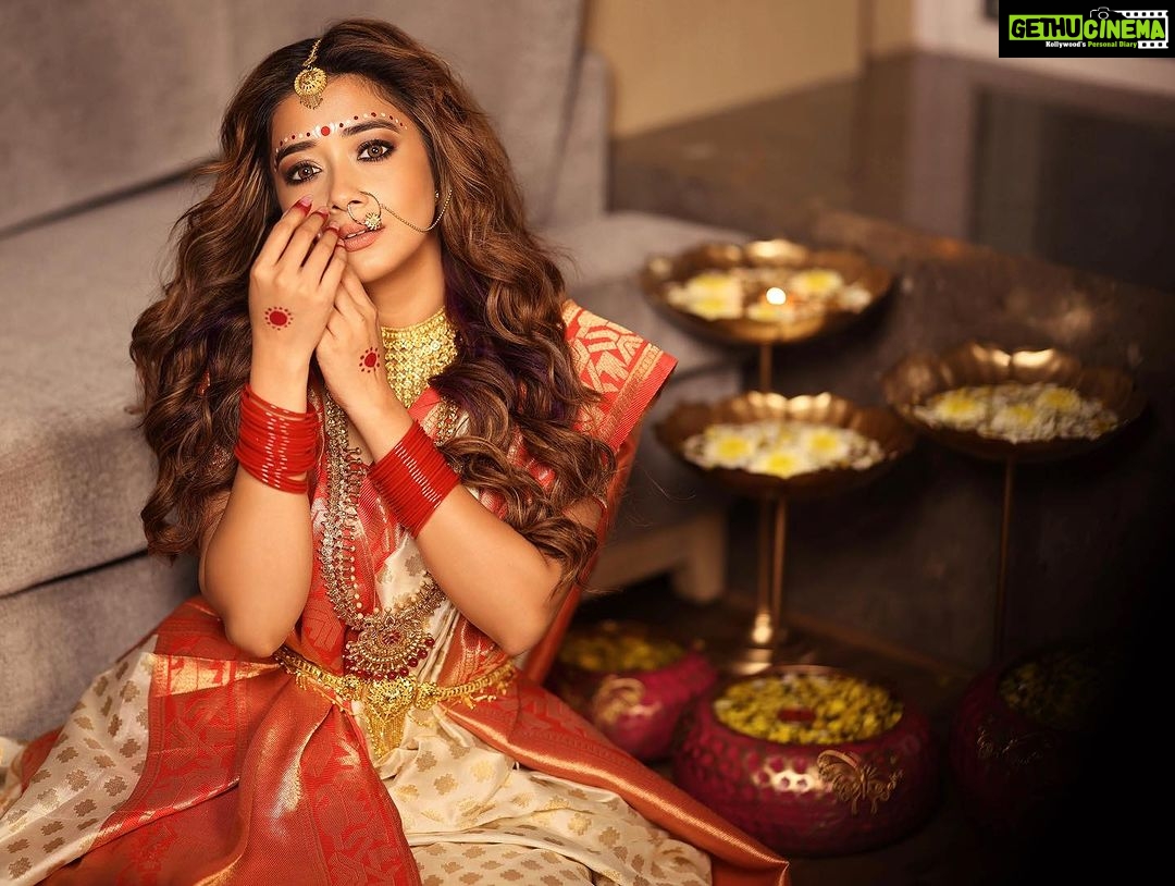 Tina Datta Instagram - Shubho Nobami 🙏🏻❤️ . . . #navratri #navratri2023 #durgapuja #duggadugga #bengaligirl #bong #fashion #style #lookbook #tinadatta