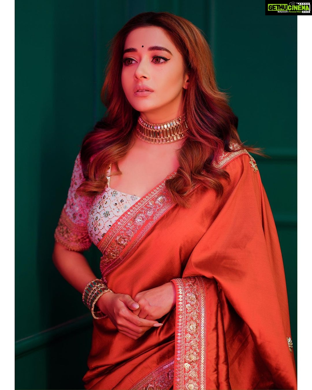 Tina Datta Instagram - সকলকে শুভ সপ্তমীর শুভেচ্ছা জানাই। Wishing you all a very Happy Soptami. Khup khaao, jam kar dance karo, and have a great festive!! Bolo Dugga Dugga 🙏🏻❤️ . . . #navratri #navratri2023 #durgapuja #duggadugga #bengaligirl #bong #fashion #style #lookbook #tinadatta