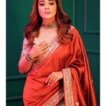 Tina Datta Instagram - সকলকে শুভ সপ্তমীর শুভেচ্ছা জানাই। Wishing you all a very Happy Soptami. Khup khaao, jam kar dance karo, and have a great festive!! Bolo Dugga Dugga 🙏🏻❤️ . . . #navratri #navratri2023 #durgapuja #duggadugga #bengaligirl #bong #fashion #style #lookbook #tinadatta