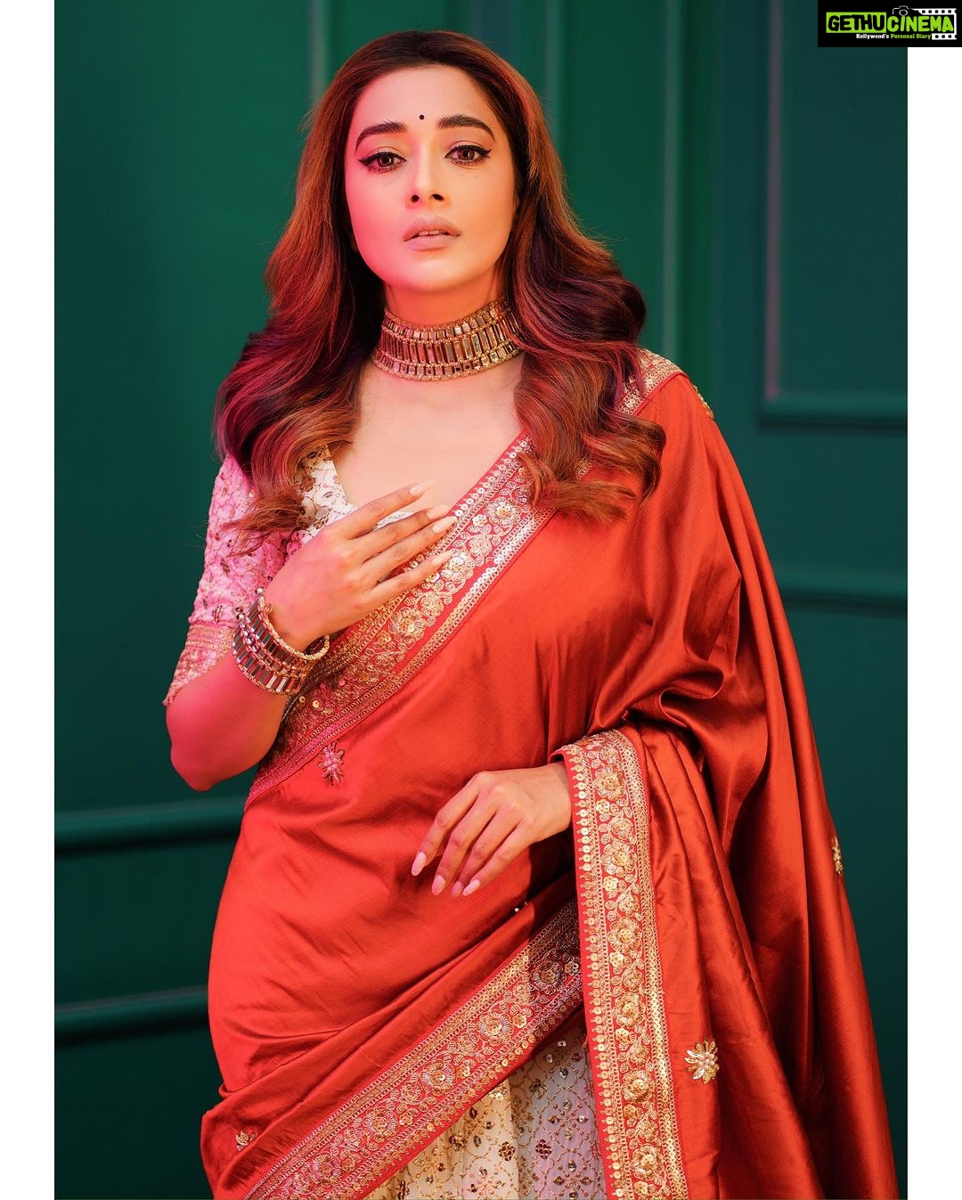 Tina Datta Instagram - সকলকে শুভ সপ্তমীর শুভেচ্ছা জানাই। Wishing you all a very Happy Soptami. Khup khaao, jam kar dance karo, and have a great festive!! Bolo Dugga Dugga 🙏🏻❤️ . . . #navratri #navratri2023 #durgapuja #duggadugga #bengaligirl #bong #fashion #style #lookbook #tinadatta
