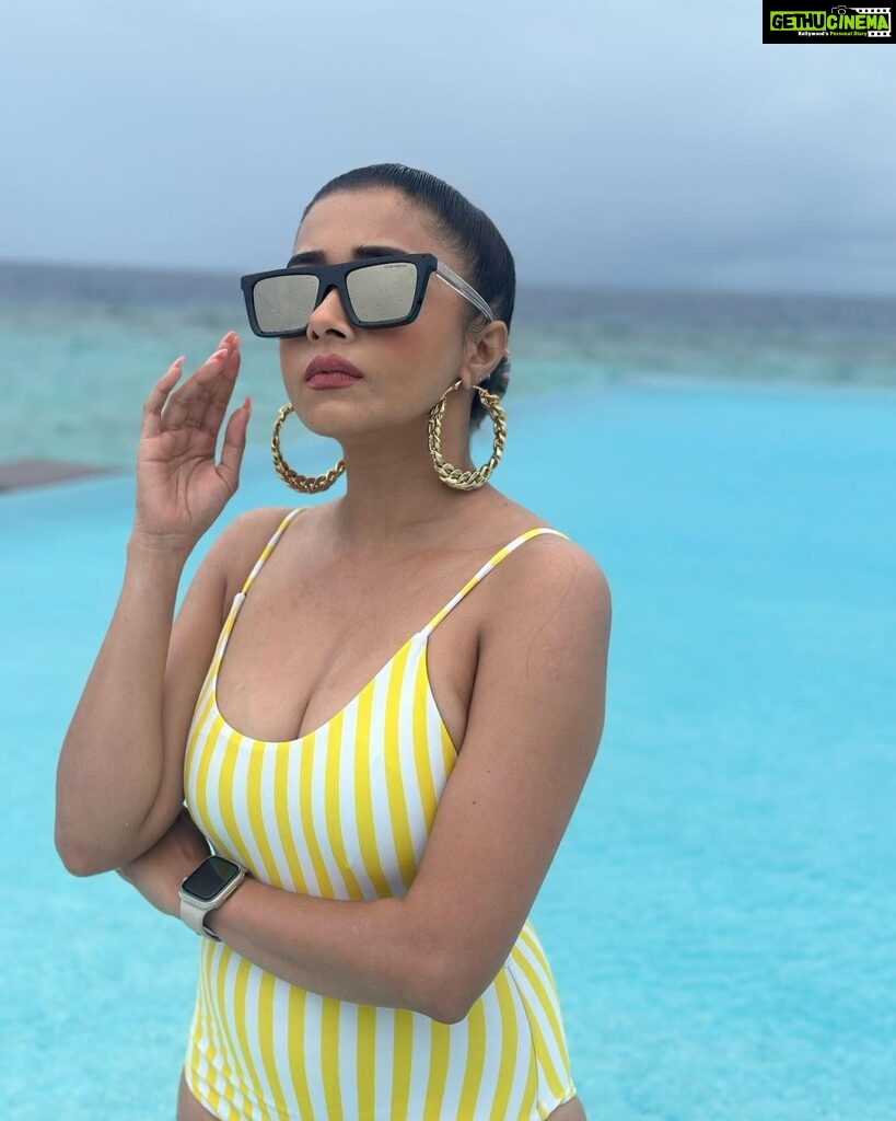 Tina Datta Instagram - Happiest in the water, in silence, in the aura of nature where nothing else but being in the moment matters 🌊 . . @ambitiontravelstours @heritanceaarah @nijhawangroup @mikoh . . #travelphotography #travel #heritanceaarah #maldives #heritancehotelsandresorts #heritanceexperience #travelgram #holidays #vacationmode #tinadatta Heritance Aarah
