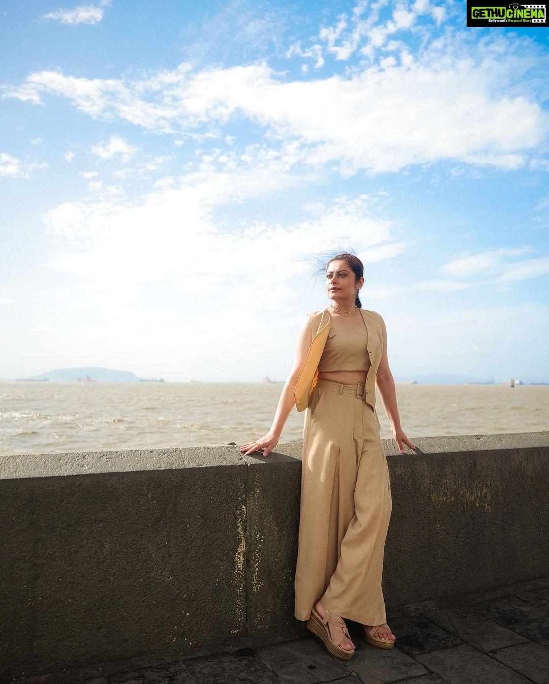 Toral Rasputra Instagram - Aim for the sky and keep your feet on the ground 💫 Shot by @jaysingal_ Outfit by @thelabellife Styled by @yashasvisingh19 Makeup by @thombrekapil Hair by @meenakshikolvankar #beyou #bepositive #behappy #keepgoing #keepsmiling #believinyourself #stayfocused #staycalm #liveinthemoment #lifeisbeautiful #toralrasputra