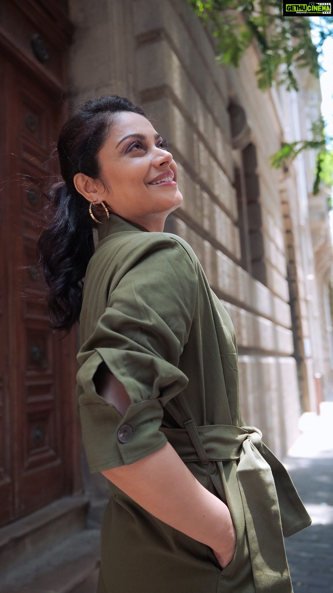 Toral Rasputra Instagram - Smile is my love language……What is yours? Shot by @jaysingal_ Wearing @thelabellife Styled by @yashasvisingh19 Makeup by @thombrekapil Hair by @meenakshikolvankar #wednesday #instareels #reeloftheday #reelsvideo #reelitfeelit #toralrasputra