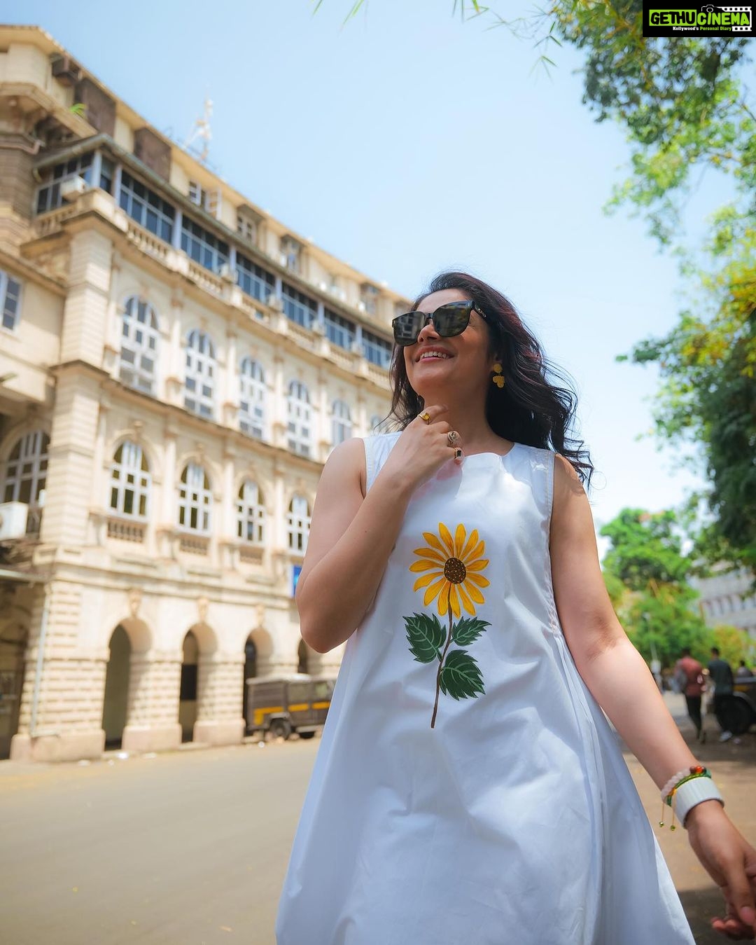 Toral Rasputra Instagram - In a world full of Roses, be a Sunflower 🌻 Shot by @jaysingal_ Wearing @houseofmanaa_ Styled by @yashasvisingh19 Makeup by @thombrekapil Hair by @meenakshikolvankar #toralrasputra #beyou #bepositive #behappy #keepgoing #keepsmiling #believeinyourself #stayfocused #staycalm #liveinthemoment #lifeisbeautiful