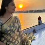 Toral Rasputra Instagram - गंगा किनारे……❤️ #varanasi #gangaghat #sunset #nature #beyou #behappy #bepositive #keepgoing #keepsmiling #stayfocused #staycalm #believeinyourself #liveinthemoment #lifeisbeautiful