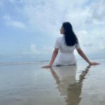 Toral Rasputra Instagram - Sea, Sky and Me……….❤️ 📸 : @monarajahuja 🤗🤗 . . . #goa #beach #sukoon #nature #beyou #bepositive #behappy #keepgoing #keepsmiling #believeinyourself #stayfocused #staycalm #liveinthemoment #lifeisbeautiful