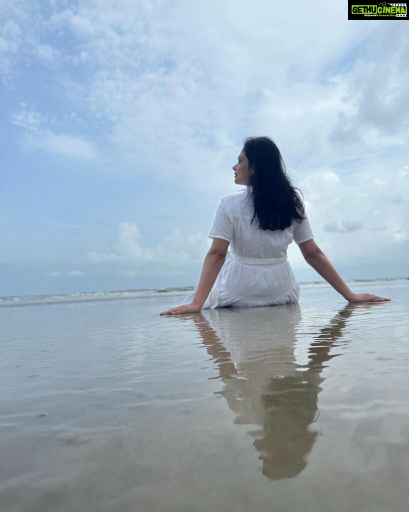 Toral Rasputra Instagram - Sea, Sky and Me……….❤️ 📸 : @monarajahuja 🤗🤗 . . . #goa #beach #sukoon #nature #beyou #bepositive #behappy #keepgoing #keepsmiling #believeinyourself #stayfocused #staycalm #liveinthemoment #lifeisbeautiful
