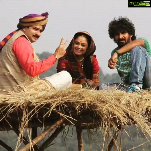 Toral Rasputra Instagram - Jane kaha Gaye wo din....❣️ Mere Sai... Shardha aur Saburi.. Appa,Baiza with our Young handsome director @sachinambre005 @toral_rasputra @hemantthatte #sonytv #sony #meresai #instagram#instareels #heart #love #dashmi