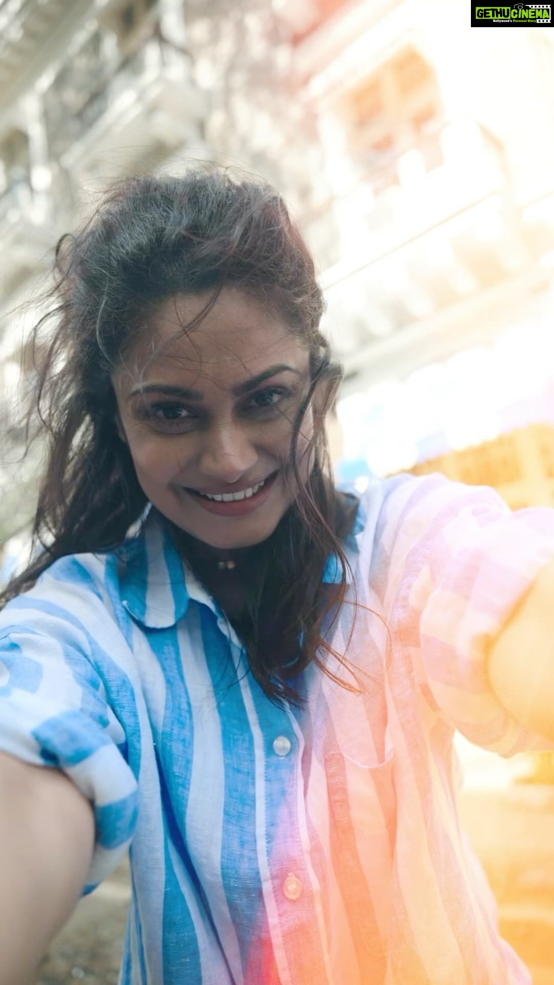 Toral Rasputra Instagram - Live, love, laugh….everyday! Shot by @jaysingal_ Styled by @yashasvisingh19 Makeup by @thombrekapil Hair by @meenakshikolvankar #saturday #instareels #reeloftheday #reelsvideo #reelitfeelit #toralrasputra