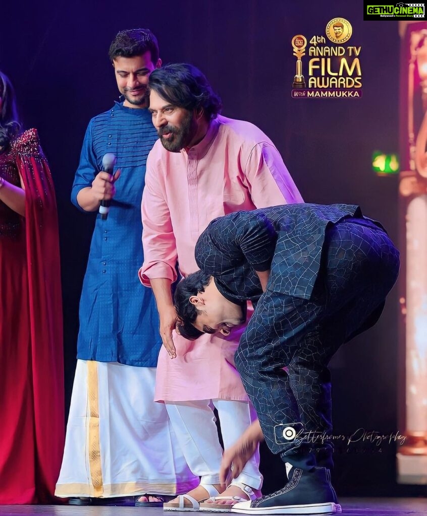 Tovino Thomas Instagram - Life is crazy! Had the incredible moment of receiving an award, blessings and words of wisdom from Mammukka. It was truly overwhelming being there and listening to the idol say pleasant things about me - a buildup in his own style, something I'll proudly carry forward in life. Thank you Anand Film Awards for the Best Actor Award for 2021. Thanking everyone involved, who made this dreamy day for me. ❤️👋 മമ്മുക്കയുടെ കയ്യിന്നാണ് അവാർഡും അനുഗ്രഹവും കിട്ടിയേക്കുന്നെ , ഇനി എന്നെ പിടിച്ചാ കിട്ടൂല്ല 😁 #ialmostcried #milliondollarmoment # Manchester, United Kingdom