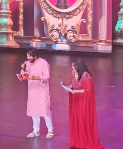 Tovino Thomas Instagram - Life is crazy!
Had the incredible moment of receiving an award, blessings and words of wisdom from Mammukka. It was truly overwhelming being there and listening to the idol say pleasant things about me - a buildup in his own style, something I'll proudly carry forward in life. Thank you Anand Film Awards for the Best Actor Award for 2021. Thanking everyone involved, who made this dreamy day for me. ❤️👋
മമ്മുക്കയുടെ കയ്യിന്നാണ് അവാർഡും അനുഗ്രഹവും കിട്ടിയേക്കുന്നെ , ഇനി എന്നെ പിടിച്ചാ കിട്ടൂല്ല 😁

#ialmostcried #milliondollarmoment #