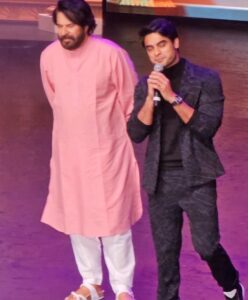 Tovino Thomas Instagram - Life is crazy!
Had the incredible moment of receiving an award, blessings and words of wisdom from Mammukka. It was truly overwhelming being there and listening to the idol say pleasant things about me - a buildup in his own style, something I'll proudly carry forward in life. Thank you Anand Film Awards for the Best Actor Award for 2021. Thanking everyone involved, who made this dreamy day for me. ❤️👋
മമ്മുക്കയുടെ കയ്യിന്നാണ് അവാർഡും അനുഗ്രഹവും കിട്ടിയേക്കുന്നെ , ഇനി എന്നെ പിടിച്ചാ കിട്ടൂല്ല 😁

#ialmostcried #milliondollarmoment #