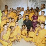 Upasana Kamineni Instagram – Klin Kaara and Lord Ganesha receive a warm welcome at the Konidela Residence by Mr. C and Athama. Truly Blessed! 🙏❤️

A big thank you to the Chinna Jeeyar Swamy Veda Patasaala students for the enchanting experience. 🤗🙏

#DaddysLittleGirl #HappyGaneshChathurthi 

@alwaysramcharan @konidalasurekha