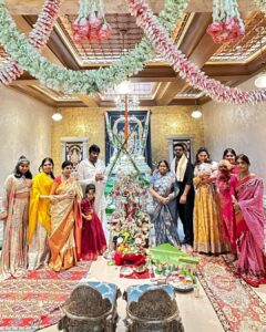 Upasana Kamineni Instagram - అందరికీ వినాయక చవితి శుభాకాంక్షలు !  ఆ విఘ్నేశ్వరుడి ఆశీస్సులతో జీవితాల్లో విఘ్నాలు తొలగి అందరికీ శుభములు కలగాలని ప్రార్ధిస్తున్నాను!🙏
 
ఈ సారి ప్రత్యేకత ... చిన్ని 'క్లిన్ కారా' తో  కలిసి తొలి వినాయక చవితి  జరుపుకోవడం 😊 

Happy Ganesh Chaturthi to ALL !  Celebrating the First Festival with the little 'klin Kaara' this year!! 😍