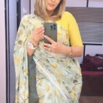 Urvashi Dholakia Instagram - Shoot Mode ✨ #bts : : #urvashidholakia #reels #shoot #shooting #vanity #van #shenanigans #boomerang #time #reelsinstagram #reelitfeelit #saree #love #❤️
