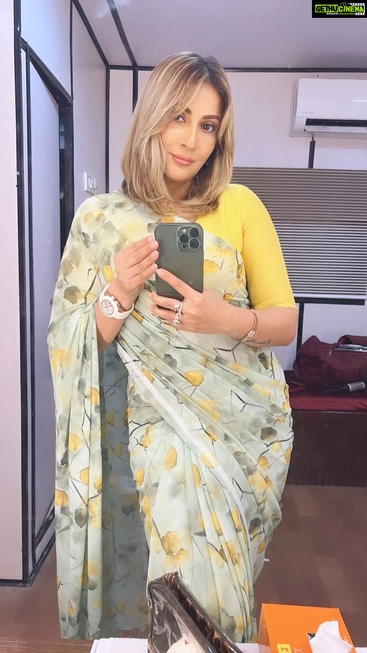 Urvashi Dholakia Instagram - Shoot Mode ✨ #bts : : #urvashidholakia #reels #shoot #shooting #vanity #van #shenanigans #boomerang #time #reelsinstagram #reelitfeelit #saree #love #❤️