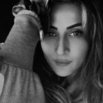 Urvashi Dholakia Instagram - सिर्फ़ दो लफ़्ज़ काफ़ी हैं 💖 : : #urvashidholakia #reels #mood #instagood #reelsinstagram #blackandwhite #colour #mixed #feelings #💞