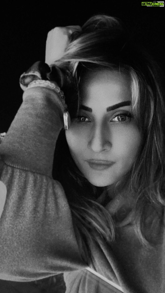 Urvashi Dholakia Instagram - सिर्फ़ दो लफ़्ज़ काफ़ी हैं 💖 : : #urvashidholakia #reels #mood #instagood #reelsinstagram #blackandwhite #colour #mixed #feelings #💞