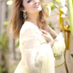 Urvashi Dholakia Instagram - SMILE .. trust me it costs nothing ☀️💕 : : #urvashidholakia #reels #instagram #reelitfeelit #trending #song #love #live #behappy #💕